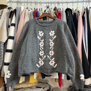 Gray Knit Sweater White Daisy Floral Embroidered 🌼